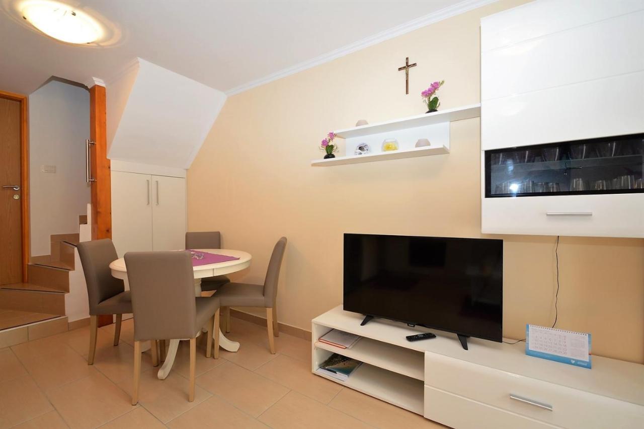 Apartment Hrasta Vrana  Buitenkant foto