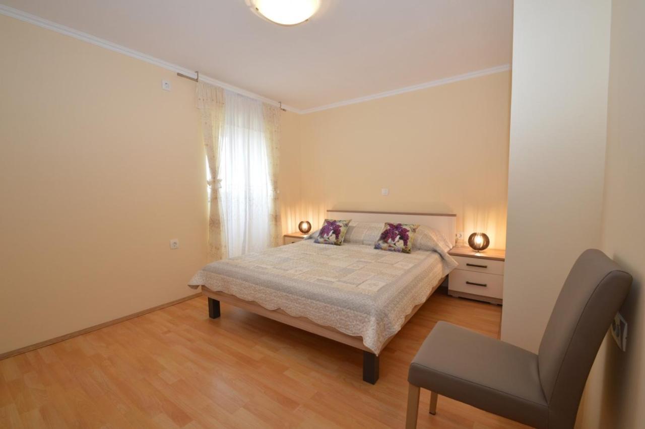 Apartment Hrasta Vrana  Buitenkant foto