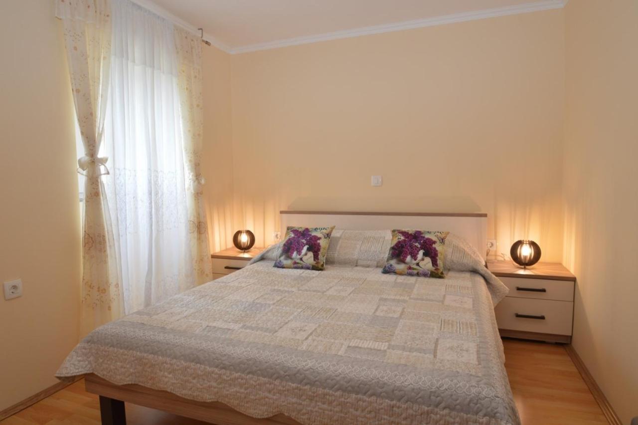 Apartment Hrasta Vrana  Buitenkant foto